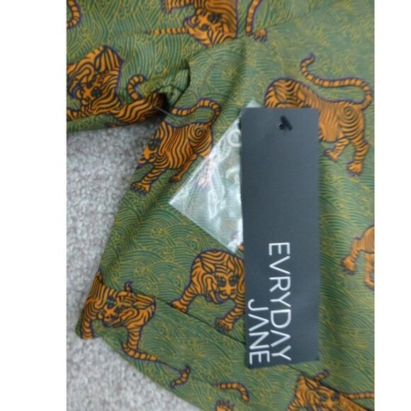 NWT Evryday Jane Green Tiger Print Button Up Short SleeveTop - Picture 5 of 13